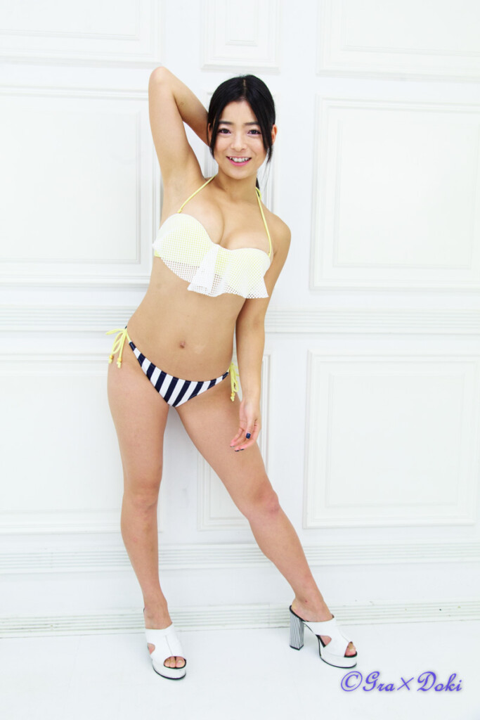 峰岸ちひろさん水着ポートレート