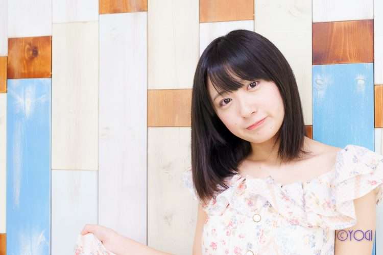 綾崎かのんさんの私服ポートレート