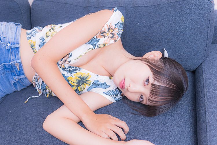 潮見凪紗 私服ポートレート