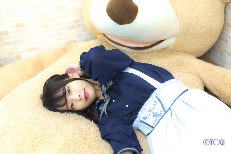 霜月あお 私服ポートレート